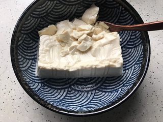 2、菌菇豆腐羹,豆腐倒出来放入碗内，碎了也没有关系