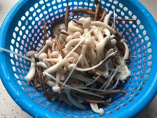 4、菌菇豆腐羹,然后洗净，控干水分