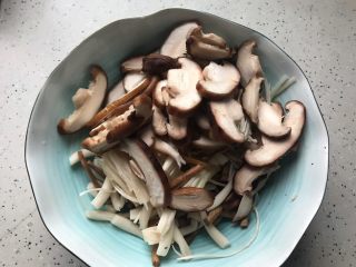 5、菌菇豆腐羹,菌菇该切片的切片，该切寸段的切寸段，备用