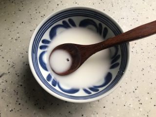 6、菌菇豆腐羹,准备一小碗水淀粉
