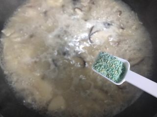 17、菌菇豆腐羹,加一小勺蔬之鲜（鸡精），搅拌均匀，即可