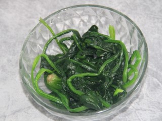 3、果仁菠菜,盛出，沥干水分