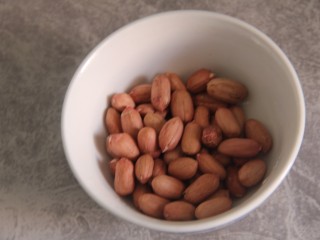 4、果仁菠菜,准备花生米