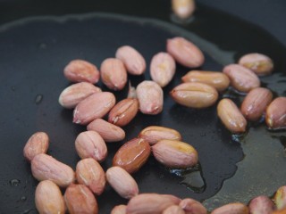 5、果仁菠菜,锅里热油，炸