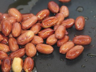 6、果仁菠菜,炸至发红，盛出