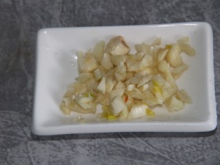 8、果仁菠菜,切点蒜