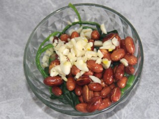 9、果仁菠菜,把花生米菠菜和蒜放一个碗里