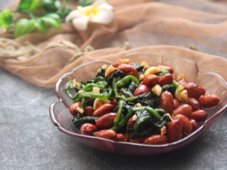 15、果仁菠菜,拌匀，可以来吃了