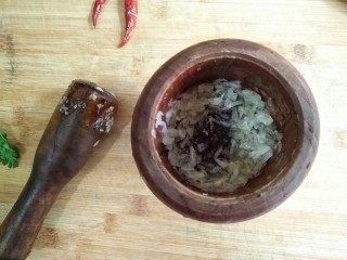 4、风味手撕茄子,蒜去蒂，放入蒜臼中捣成蒜泥。