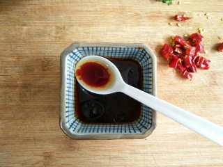 6、风味手撕茄子,然后加入两勺味极鲜酱油、一勺香醋、一勺蚝油、半勺香油、一点点的盐和鸡精搅匀调味。