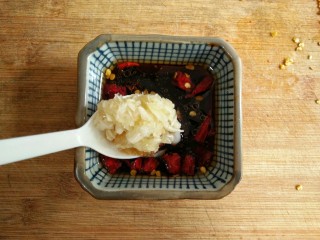 7、风味手撕茄子,在调好的凉拌汁里加入干辣椒段（鲜小米辣）和蒜泥再次搅拌均匀。