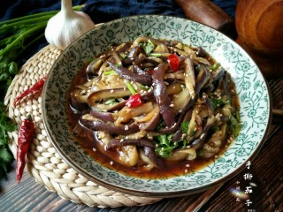 12、风味手撕茄子,这道风味手撕茄子就完成了。这样做出来的茄子，足够入味，用的油还少，要是不吃辣的同学，就不要放辣椒就可以了。