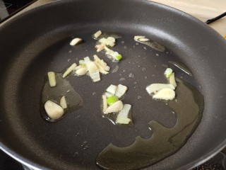 4、快手～醋熘白菜,热锅热油，放葱姜蒜炒香。