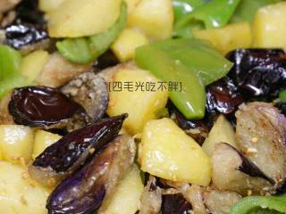11、地三鲜, 加炸制好的茄子和土豆块一起翻炒；