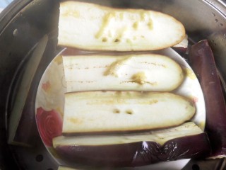 6、手撕茄子（内附万能凉拌汁做法）,茄子蒸好，取出晾凉。