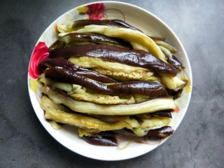 7、手撕茄子（内附万能凉拌汁做法）,用手撕成一条条的。