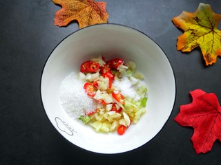 8、手撕茄子（内附万能凉拌汁做法）,来做凉拌汁:碗内放生姜大蒜，小米椒，放一勺白糖，盐。