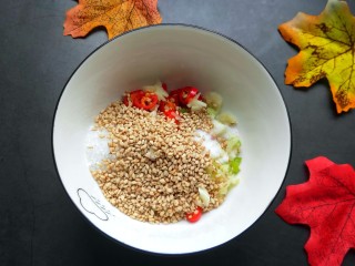 9、手撕茄子（内附万能凉拌汁做法）,一勺白芝麻。