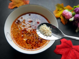 15、手撕茄子（内附万能凉拌汁做法）,适量的鸡精，胡椒粉。