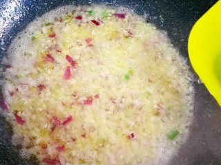 4、蒜蓉生蚝,油放的多点。油不等热就放一半的蒜。和洋葱一起小火慢慢炒香。