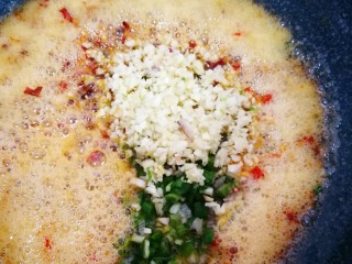 6、蒜蓉生蚝,放入剩下的一半蒜。还有小葱。