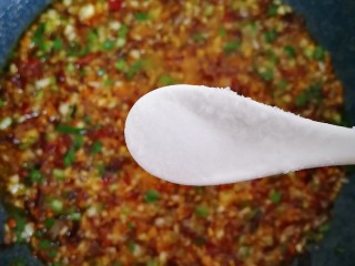 8、蒜蓉生蚝,根据个人口味给点点盐。辣椒酱有咸味。盐不可多。