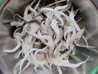 2、酥炸蘑菇,平菇洗干净,掰成小块