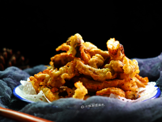 10、酥炸蘑菇,平菇外脆里嫩。还很有嚼头。搭配一壶茶,就能过一下午。