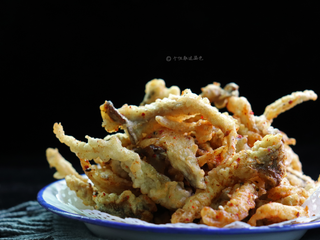 11、酥炸蘑菇,非常简单的一道美味可口的菜,也可以说它是香嘴零食。成品外酥里嫩,非常好吃。