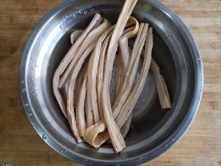 1、香菇烧腐竹——下饭菜带来的幸福感!,腐竹提前泡发,洗净。