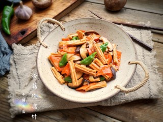 18、香菇烧腐竹——下饭菜带来的幸福感!,出锅装盘。