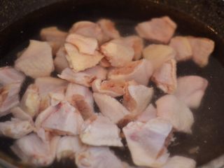 2、台式三杯鸡,冷水下锅。