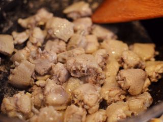 8、台式三杯鸡,锅中倒入麻油烧热，放入鸡块翻炒。