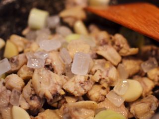 9、台式三杯鸡,放入葱姜蒜和冰糖继续翻炒。