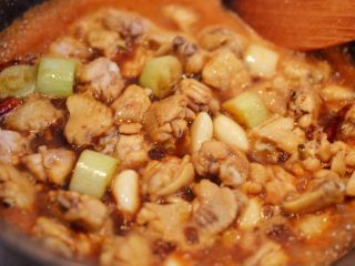 11、台式三杯鸡,大火煮开后，盖上锅盖转小火煮15分钟。