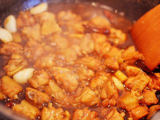 12、台式三杯鸡,打开锅盖，把锅里的大葱丢掉。