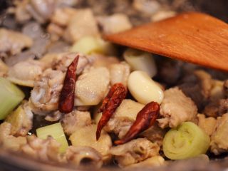 10、台式三杯鸡,加入几颗辣椒，倒入米酒和酱油。