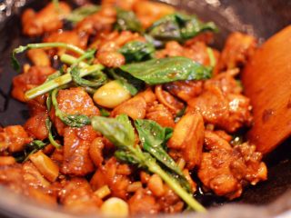 14、台式三杯鸡,关火放入九层塔，混合均匀即可。