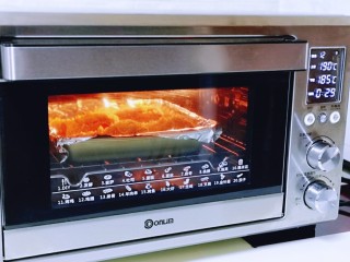 13、好吃不胖～无油低脂零失败的奥尔良面包糠烤鸡腿,将烤盘入东菱烤箱中层，上管190°，下管185°烤30分钟。(具体时间及时间根据自家烤箱性能另定)