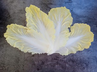 2、素菜也疯狂～醋溜白菜,把白菜掰成瓣，洗干净备用