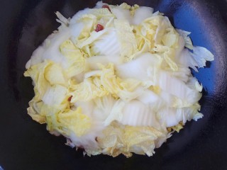 7、素菜也疯狂～醋溜白菜,锅里入油，先放入辣椒油炒香，再倒入切好的大白菜