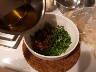 7、凉拌青笋豆干,加入一大勺熟油。