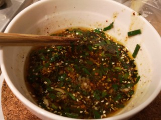 8、凉拌青笋豆干,搅拌均匀，再加入生抽，醋，香油，少许糖。