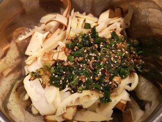 9、凉拌青笋豆干,浇到准备好的青笋豆干上面。