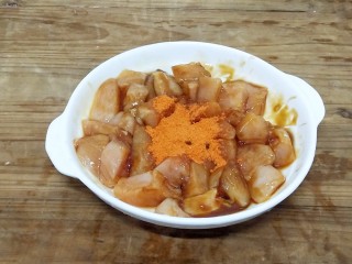 3、鸡米花,再加入奥尔良烤翅料