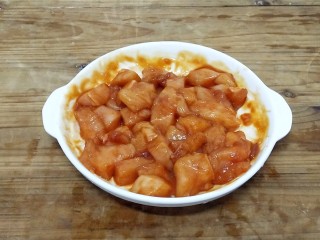 4、鸡米花,抓匀,盖上保鲜膜腌制两个小时以上