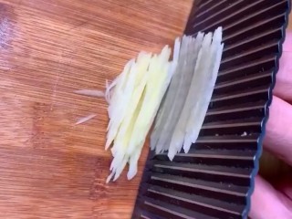 2、炝拌土豆丝,切成丝