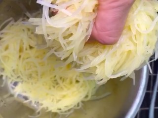 6、炝拌土豆丝,攥一下水分放入盆中