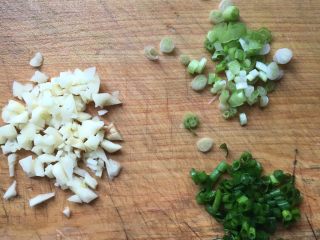 2、肉末嫩豆腐,葱白、葱叶、蒜头切碎