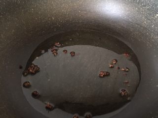 5、肉末嫩豆腐,热锅放入花椒炒香后捞出花椒